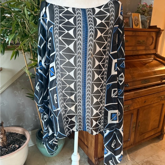 Vince Camuto, ladies XL chiffon batwing top NWOT geometrical design - Picture 4 of 15